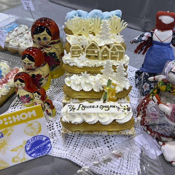 В конкурсе «Золотой эклер» Ксения Крохта получила малую золотую медаль за оригинальный декор в различных техниках | Источник: ООО&nbsp;«АльянсТорг»