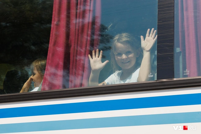 Эвакуация из-за пожара, вспыхнувшего возле лагеря «Орленок на Ахтубе», стала для детей небольшим приключением | Источник: Алексей Волхонский