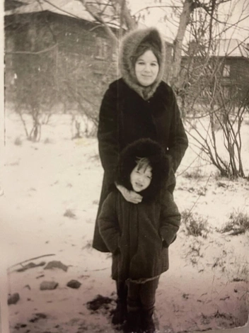 Галина с дочкой Ольгой (женщина прожила на Гусинке 47 лет) | Источник: Алёна Золотухина / NGS.RU