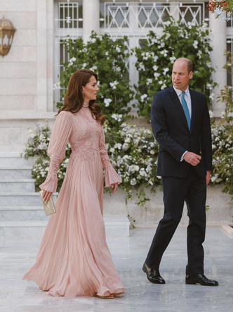 Любимая тиара и безупречное платье: Кейт на свадьбе кронпринца Иордании