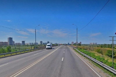 Фура врезалась в легковушку на мосту в Батайске