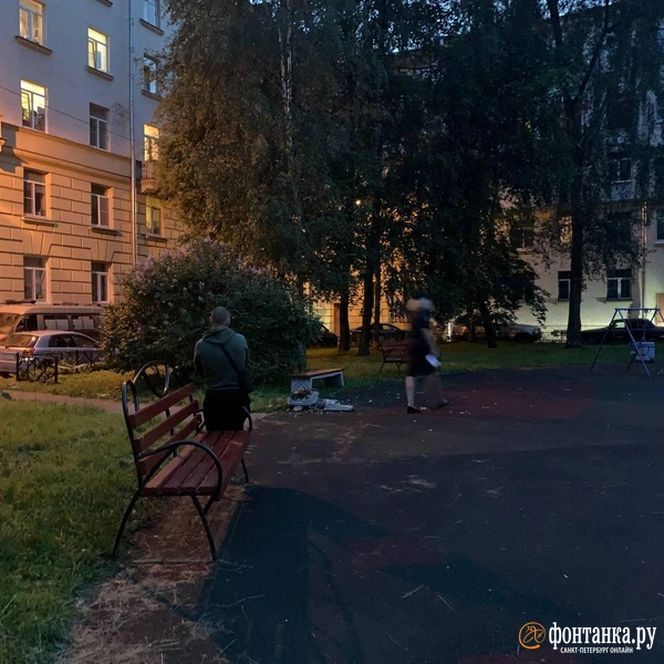 На детской площадке в Красногвардейском районе взорвалась бетонная урна | Источник: Мария Цыганкова / «Фонтанка.ру»