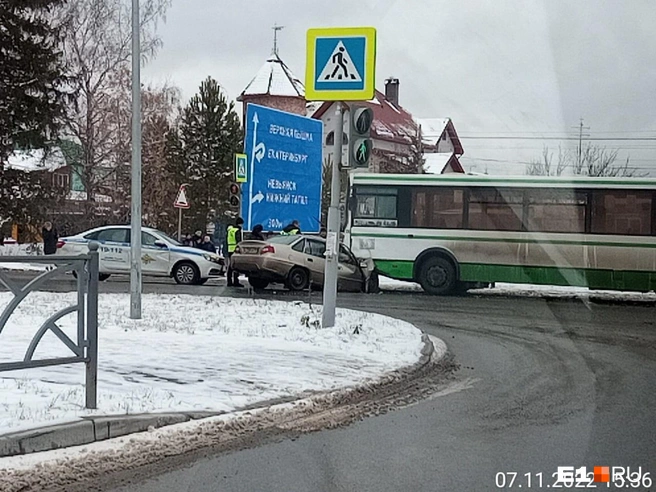 Автобус Среднеуральск. ДТП автобус Екатеринбург. Где автобус. Автобус попал в аварию Екатеринбург.