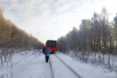 Train breakdown forces passengers to walk in freezing Nizhny Novgorod