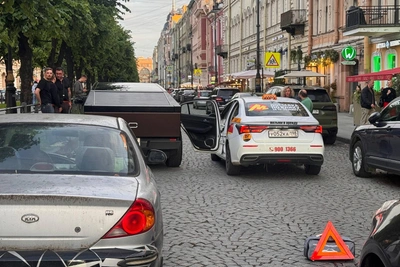 Cybertruck зацепил открытую дверь такси на Большой Конюшенной