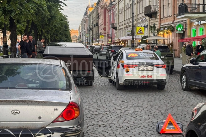 Cybertruck и такси перекрыли движение на Большой Конюшенной: фото | Источник: читатель «Фонтанки»