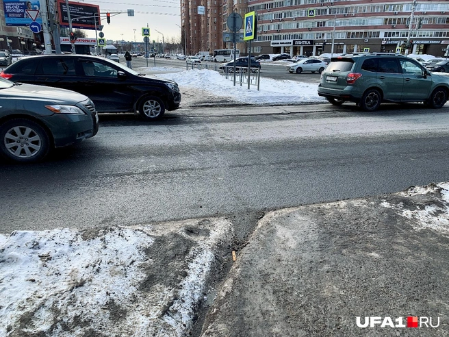 Реагенты помогли сделать лед менее скользким, но не убрали его полностью | Источник: Андрей Бирюков / UFA1.RU