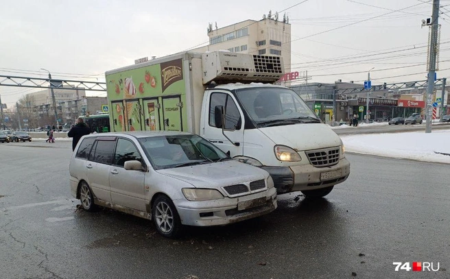 Здесь праворульный Mitsubishi подсунулся под поворачивающий «Валдай». Автоподставщики любят подлавливать жертв на левых поворотах, выездах из дворов и на круговых перекрестках | Источник: читатель 74.RU