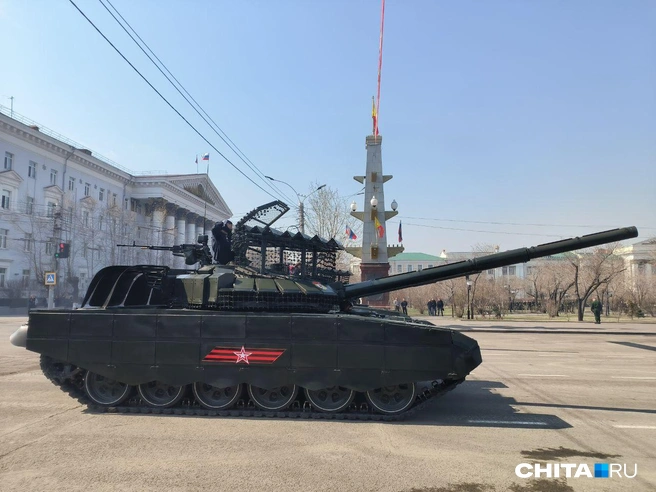 Танки оснащены фальшкрышей — это дополнительная защита от поражений дронами | Источник: Руслан Симушин / CHITA.RU