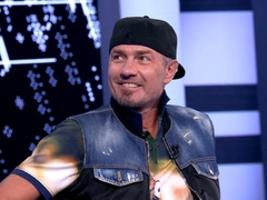 Роман Костомаров впервые встал на коньки после ампутации