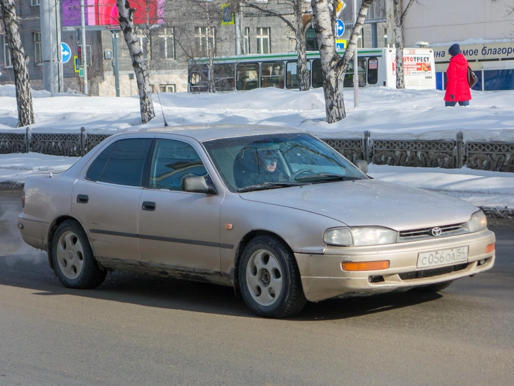 Toyota Camry XV10 EU-Spec 90-х годов едет по заснеженной улице Новосибирска, март 2021 года | Источник: Shutterstock/Fotodom.ru