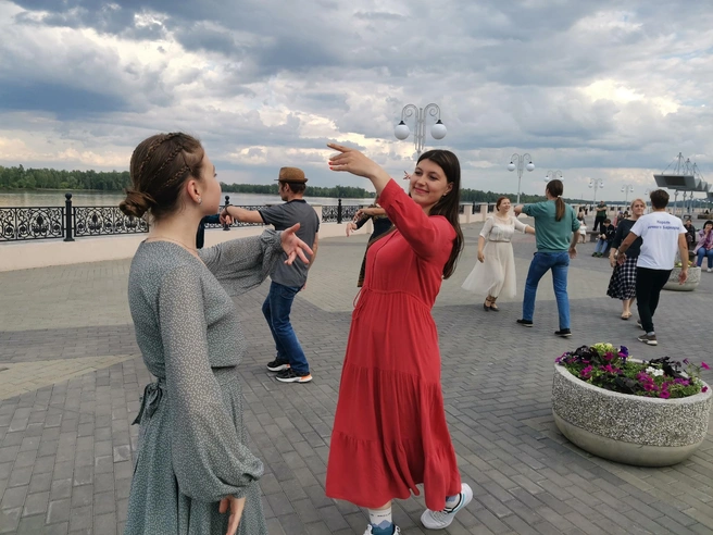 Летом нас можно увидеть на площадках в городе, правда, без тех самых костюмов | Источник: студия старинного танца «Северная сторона»