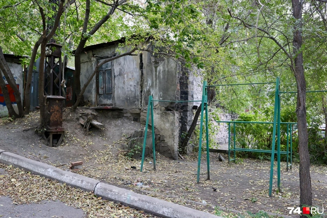 На качелях тут уже не покачаешься | Источник: Наталья Лапцевич