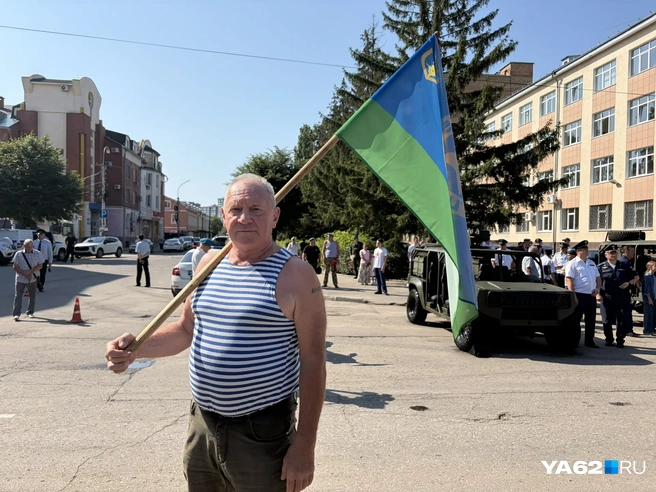 Виктор спустя годы чтит традиции ВДВ | Источник: Дарья Ходосевич / YA62.RU
