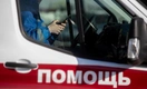 Во Владивостоке медики на руках перенесли автомобиль, который мешал проезду скорой