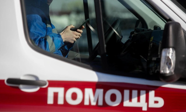 Во Владивостоке медики на руках перенесли автомобиль, который мешал проезду скорой