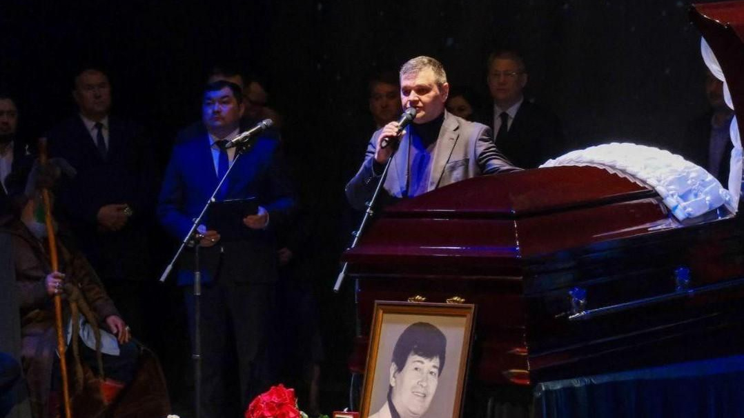 «Хочется сказать: „Папочка, вставай“»: сын Фидана Гафарова произнес трогательную речь на прощании с певцом