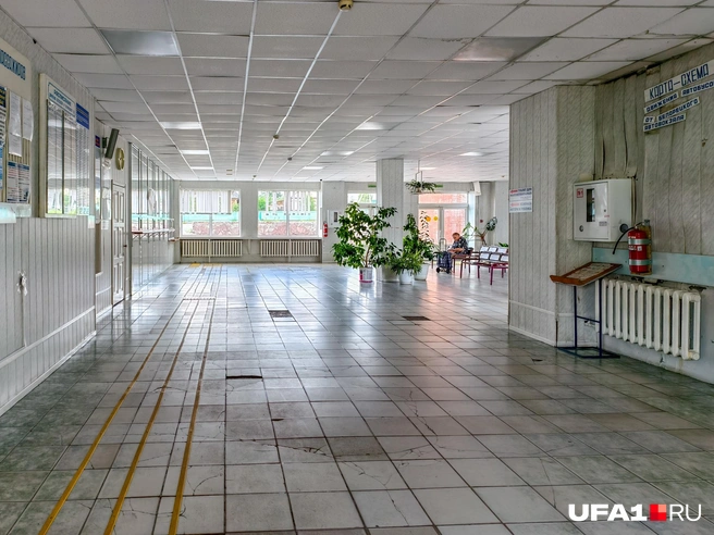 Плитка на полу вся разбитая | Источник: Булат Салихов / UFA1.RU