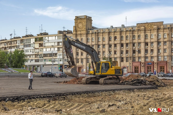 Глядя на толстенный слой асфальта, сложно представить, что тротуарную плитку смогут уложить лучше и надежнее | Источник: Константин Завриков / V1.RU