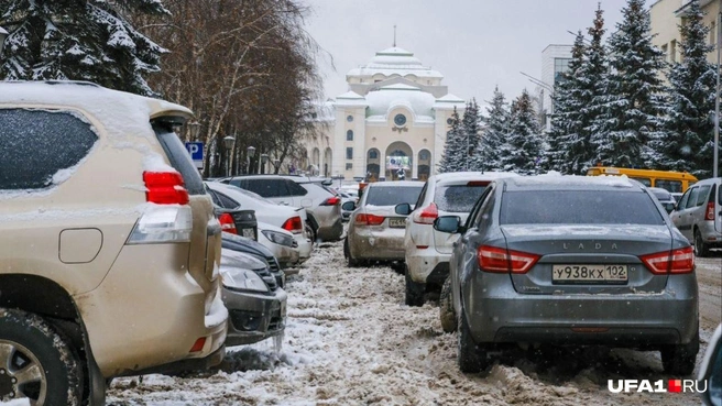 Так часто выглядит одна из улиц Уфы, которые власти хотят освободить от засилья авто | Источник: Булат Салихов / UFA1.RU