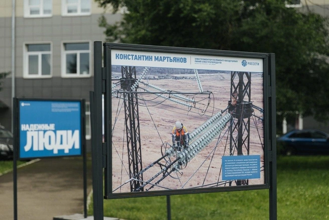 Каждый день энергетики трудятся в сложных условиях, чтобы в домах жителей всегда было электричество | Источник: пресс-служба «Россети Сибирь»