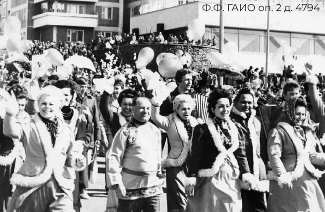 Колонна самодеятельных коллективов дворца культуры «Дружба» в Усть-Илимске | Источник: Государственный архив Иркутской области / vk.com