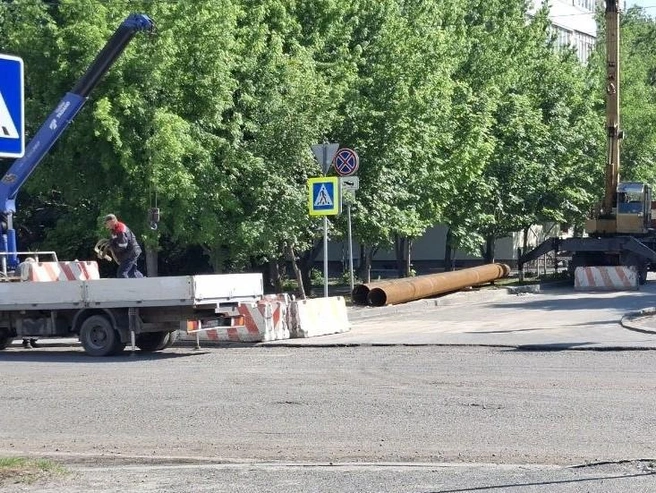 В неофициальных разговорах рабочие упоминают, что длительное перекрытие котлована на Советской может вызывать беспокойство и стресс. | Источник: Тимофей Крылов / V1.RU