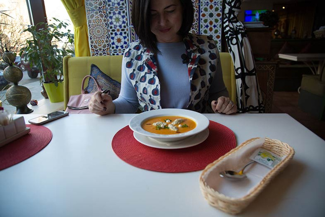 Блондинка, брюнетка и шатенка за рулем Volkswagen Tiguan