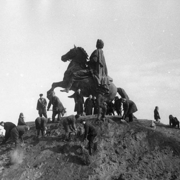Снятие защитного сооружения с памятника Петру I («Медного всадника»). 1944 год. Фотограф Халип Я. | Источник: КГИОП
