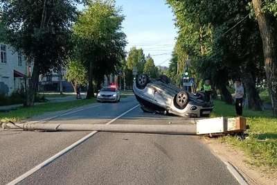 Пьяный водитель перевернул машину и сбил столб в Северодвинске