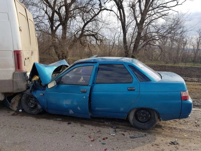 «Десятка» догнала «Фиат», серьезно пострадали водитель и пассажир ВАЗа | 161.ru