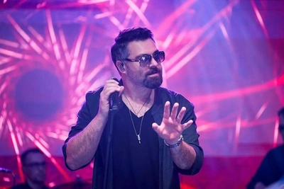 «По-моему, он болен»: Чумакова раскритиковали за страстный танец с поклонницей