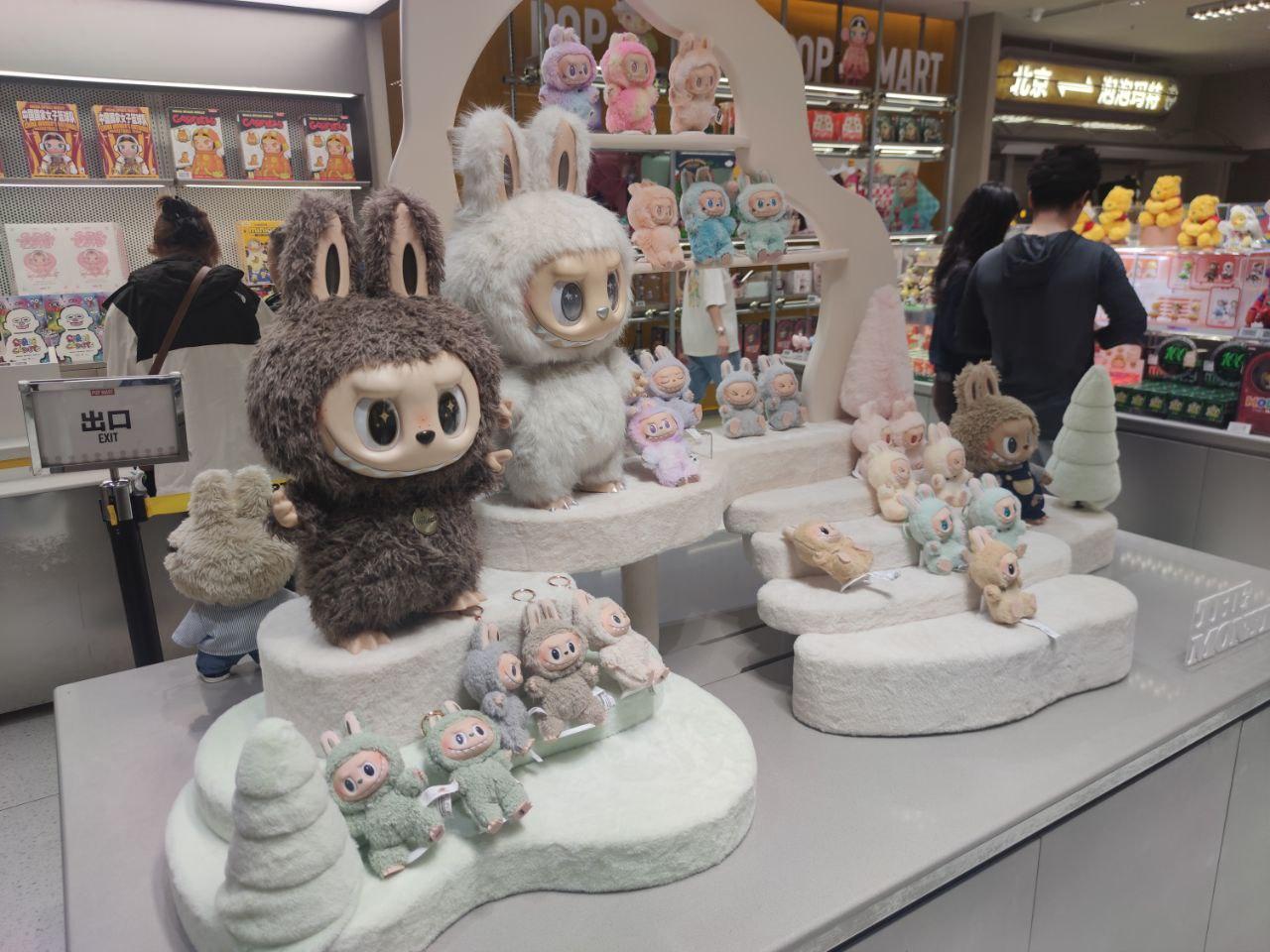 В Китае и сегодня популярны игрушки Лабубу. На первом фото&nbsp;они, вероятно, поддельные, на втором&nbsp;— официальные выставочные образцы. Купить их не так просто&nbsp;— придется идти в онлайн-магазин, где их быстро разбирают | Источник: Евгений Данилов