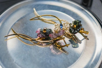 Сейчас муссаниты и фианиты делают максимально похожими на настоящие бриллианты  | Источник: Тимофей Калмаков