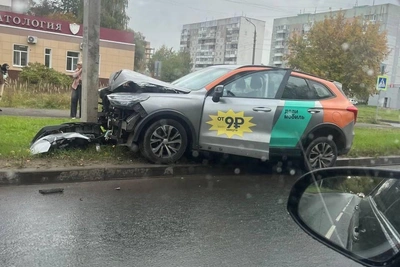 18-летний водитель каршеринга врезался в столб в Ярославле
