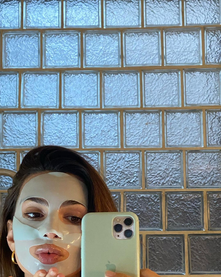 Цветные маски для лица вместо фильтра в инстаграм: (запрещенная в России экстремистская организация) показывает Эмили Ратаковски