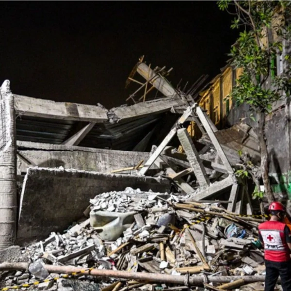 Совместные поисково-спасательные группы ведут поиски пострадавших под завалами молельного зала в исламской школе-интернате | Источник: AP Photo