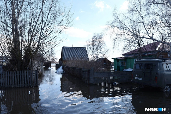 Одна из улиц в Решетах полностью залита водой | Источник: Александр Ощепков / NGS.RU