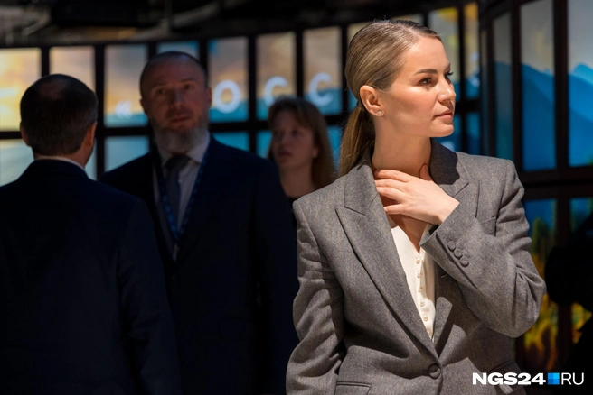 Главная по туризму и креативным индустриям в крае Юлия Филатова. Сзади&nbsp;— руководитель администрации губернатора Сергей Пономаренко | Источник: Мария Ленц / NGS24.RU