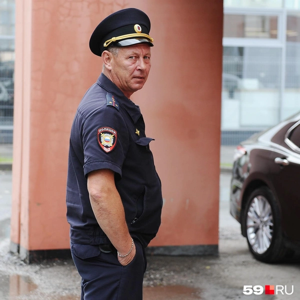 Один из актеров эпизода Михаил — пенсионер МВД, так что форма и устав ему хорошо знакомы | Источник: Ирина Тропина / 59.RU