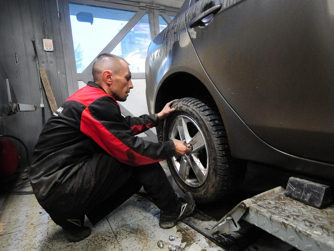 Многие откладывали замену резины, но внезапная погода заставила владельцев машин срочно переобуваться. | Источник: Артем Устюжанин / E1.RU