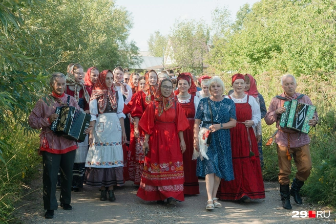 Олеся идет по центру в одном из костюмов, сшитых Юлией | Источник: Иван Митюшев / 29.RU