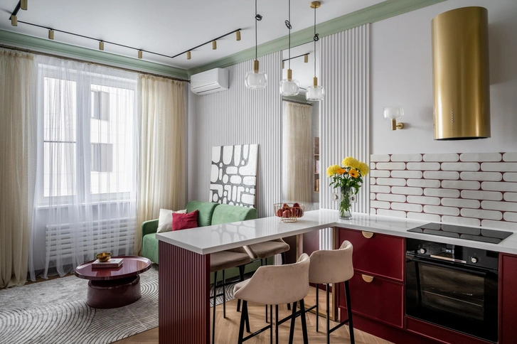 Панели, Orac Decor. Потолочный карниз, «Европласт». Кухня, MGS Mebel. Бра и подвесы, Maytoni. | Источник: Екатерина Гейтс. Стиль: Аля Башилова
