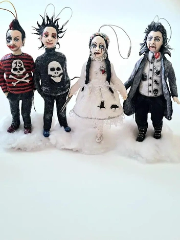 Повесить на елку ватного Горшка с товарищами по группе — идея оригинальная, но подойдет только для очень богатых панков | Источник: Ozon.ru