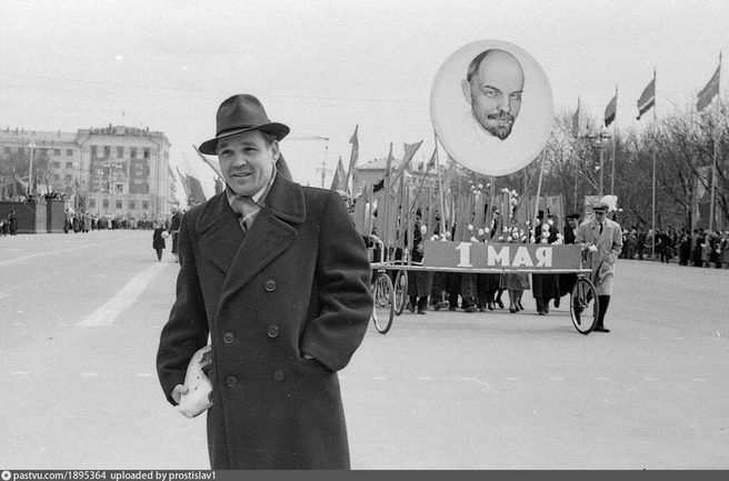 Эта фотография сделана в 1960 году на Первомайском проспекте | Источник: pastvu.com
