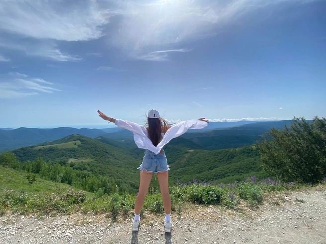 Она стала уверена, что может раскрыть свой потенциал, работать моделью, сниматься в кино, ездить по разным странам. И она начала реализовывать свои мечты | Источник: Николь Старкова