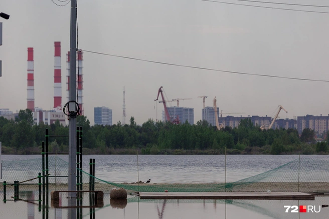 Пляж в теплую погоду пока что выглядит пустующим, потому что ищут оператора  | Источник: Ирина Шарова / 72.RU