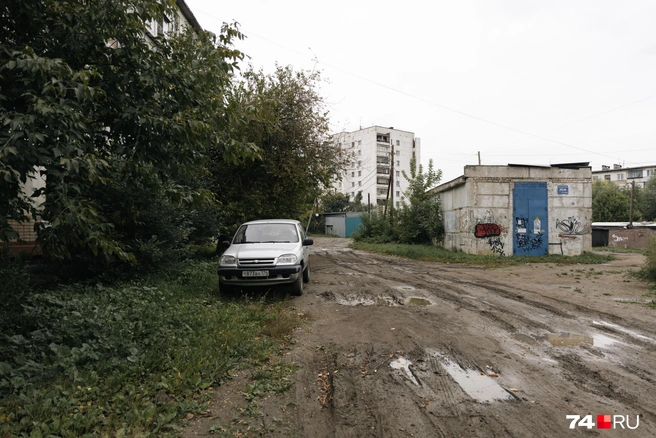 Район старый, недолюбленный чиновниками, отвечающими за благоустройство | Источник: Наталья Лапцевич / 74.RU