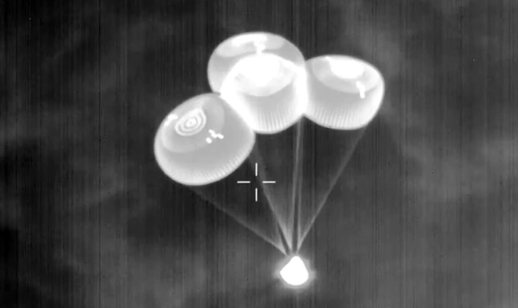 Успешное приводнение: корабль Crew Dragon с участниками коммерческой миссии Ax-4 вернулся на Землю с МКС | Источник: Axiom Space / YouTube