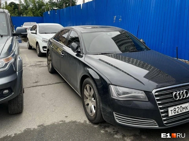 Автохамка ездит на Audi A8L 2013 года. На сайтах по поиску объявлений похожие стоят от 2,5 миллионов рублей | Источник: Читатель E1.RU